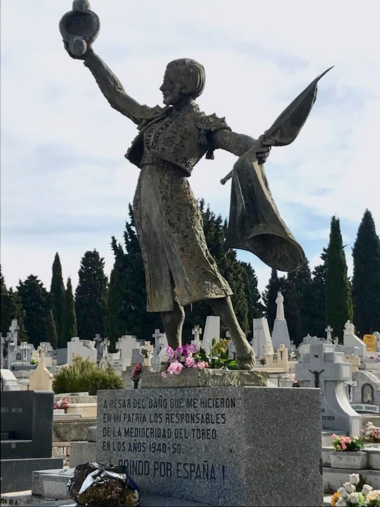 Tumba de Juanita Cruz en el cementerio de la Almudena