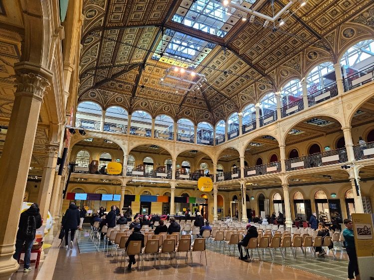 La Biblioteca Salaborsa interior
