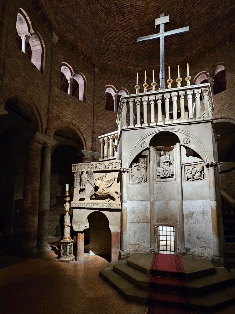 San Stefano interior